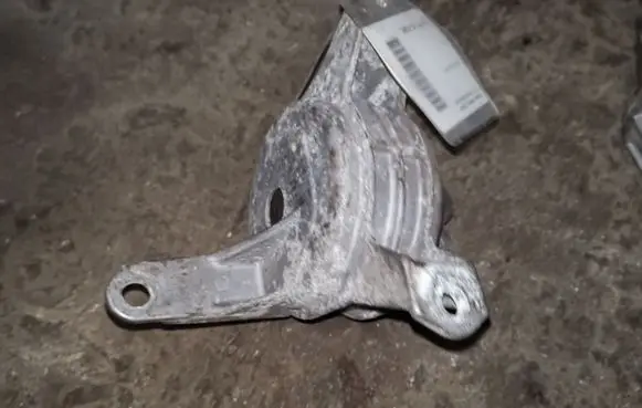 Opel Zafira B Engine mount bracket 90539246