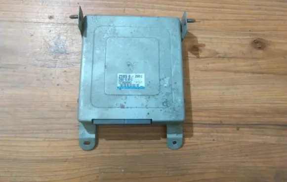 Mazda 323 Engine control unit/module e2t86886m3 z5b518881c
