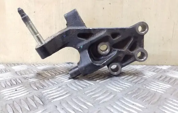 Toyota Avensis T270 Engine mounting bracket 123150R020