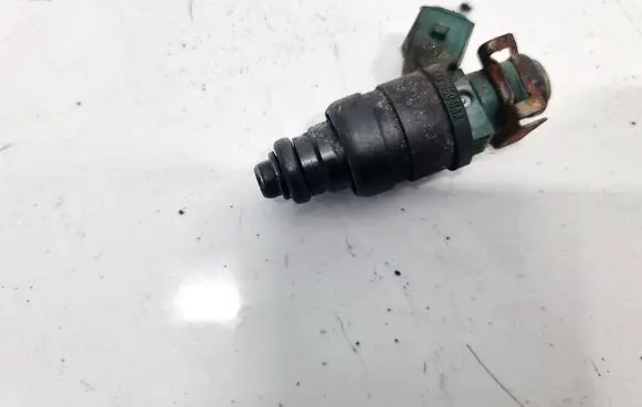 Volkswagen Golf IV Fuel injector 037906031AA
