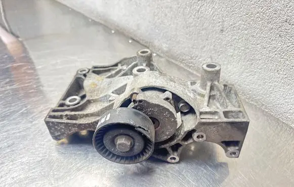 Opel Insignia A A/C compressor mount bracket 55562863