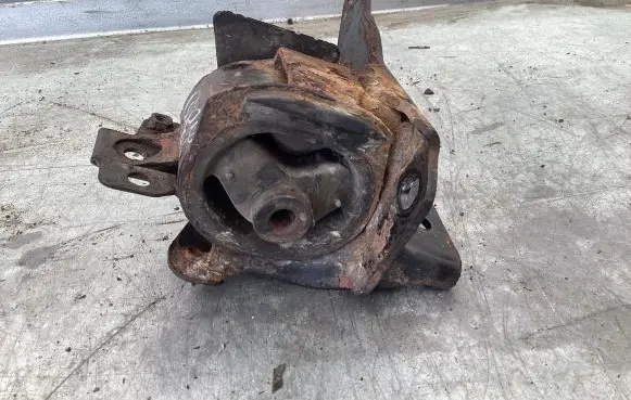 Toyota Avensis T250 Engine mount bracket