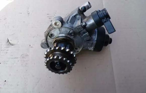 BMW 5 F10 F11 Fuel injection high pressure pump 8511626