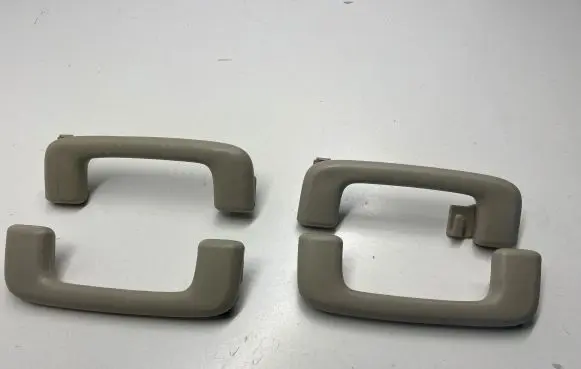 Mitsubishi Outlander A set of handles for the ceiling 