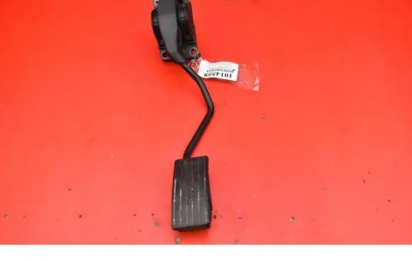 Accelerator throttle pedal