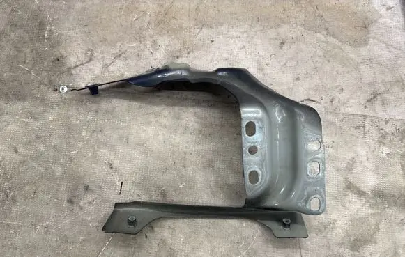 Volkswagen Tiguan Fender mounting bracket 5NA821135B 02S122C