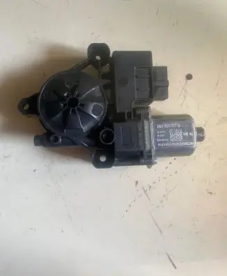 Volkswagen Polo VI Rear door window regulator motor 5Q0959407D S0011 2200023885
