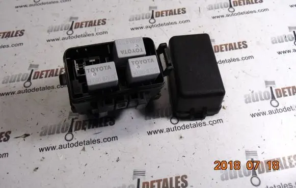 Toyota Avensis T270 Relay mounting block 9008087019