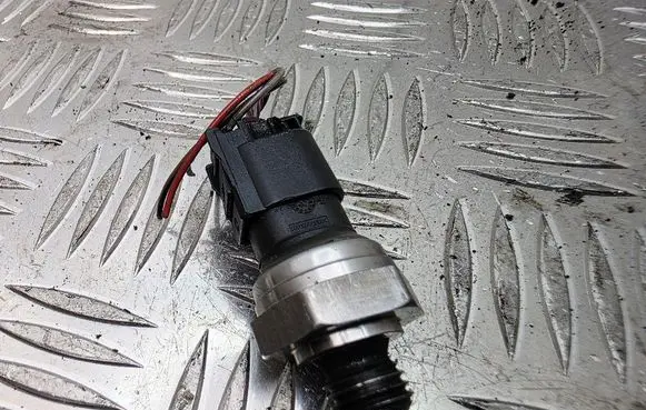Mercedes-Benz A W169 Fuel pressure sensor A0071534328