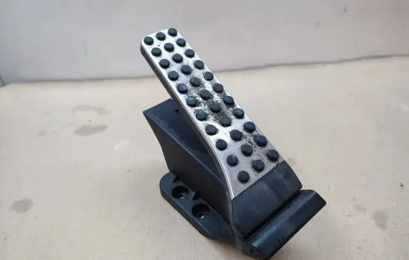 Mercedes-Benz E W212 Accelerator throttle pedal A2043000204