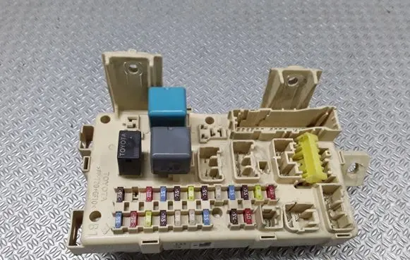 Toyota Avensis T250 Fuse module 82641CA010F
