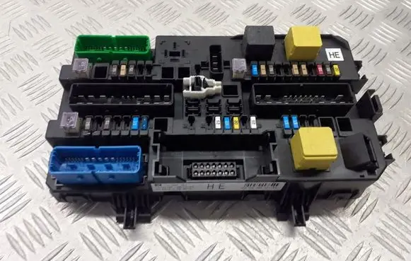 Opel Vectra C Fuse box cover 13206757