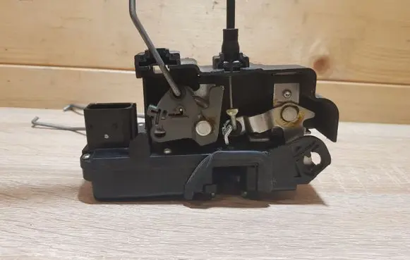 Opel Antara Front door lock