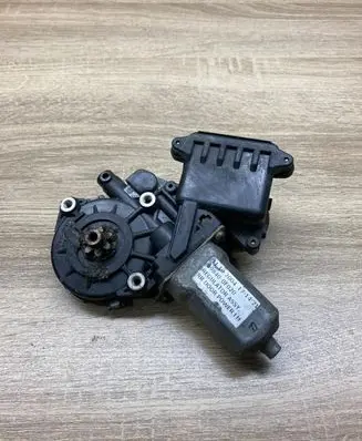 Toyota Corolla Verso AR10 Rear door window regulator motor 698400F020 996994100 LEFTSIDE