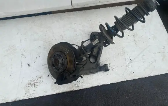 Volkswagen Polo V 6R Front wheel hub spindle knuckle