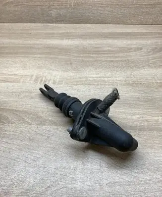 Opel Omega B1 Clutch master cylinder 90578369