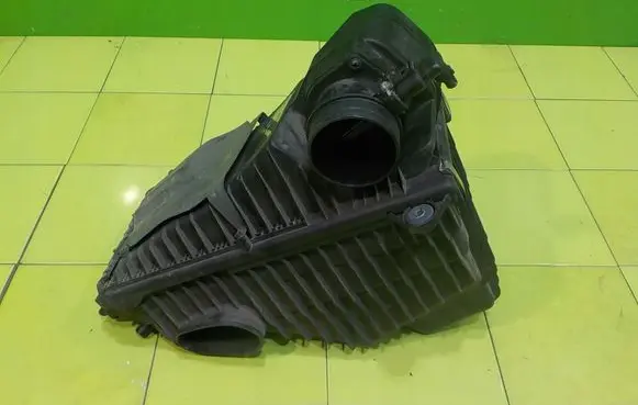 Audi Q7 4L Air filter box 7L8128601C