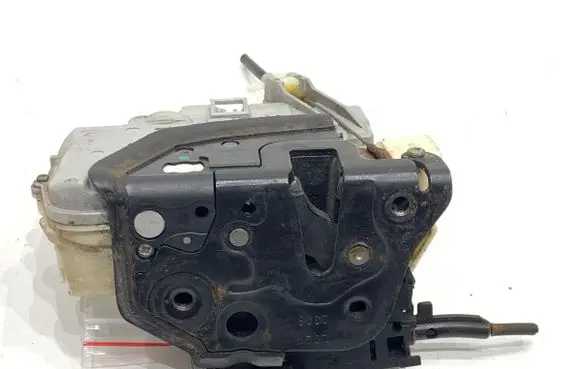 Volkswagen PASSAT B6 Front door lock 3C1837015A