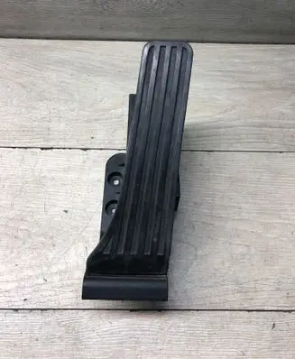 Mercedes-Benz E W212 Accelerator throttle pedal A2043000004 0930 310712