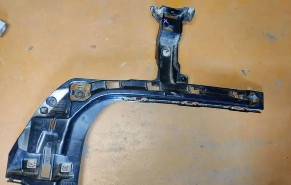 BMW X1 F48 F49 Bumper support mounting bracket corner 7381120