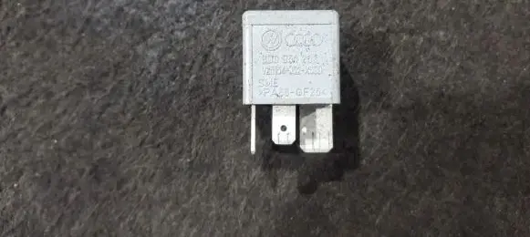 Volkswagen PASSAT B5.5 Other relay 8d0951253