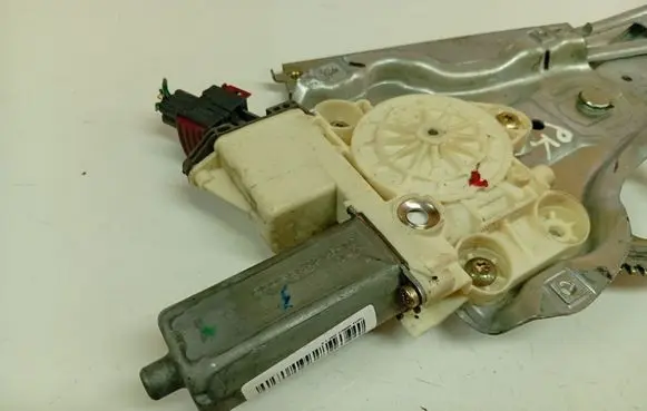 Toyota Avensis T250 Front door window regulator motor 0130822031