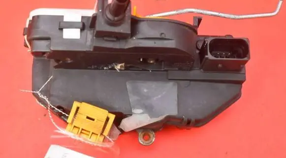 Opel Insignia A Front door lock 13579522