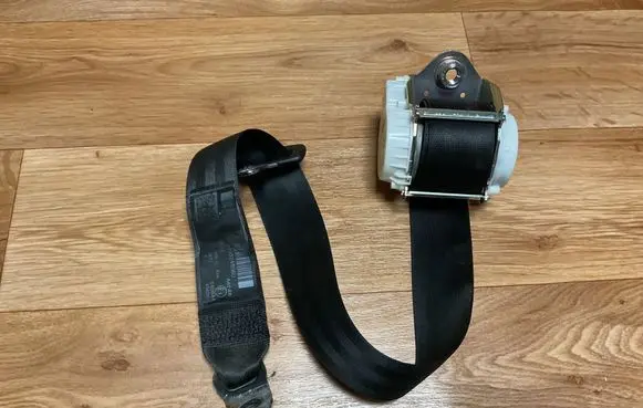 Volkswagen PASSAT B6 Rear seatbelt 33059772B 05090608