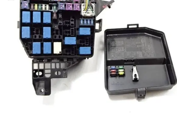 Suzuki Swift II Fuse box set 3951068L00 078995 3951068L0