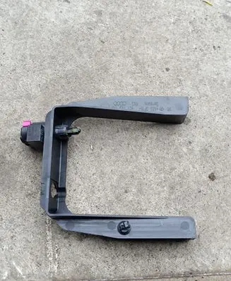 Audi Q7 4L Fender mounting bracket 4L0723135