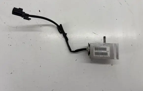 Tesla Model X Air conditioning (A/C) expansion valve 105096900D