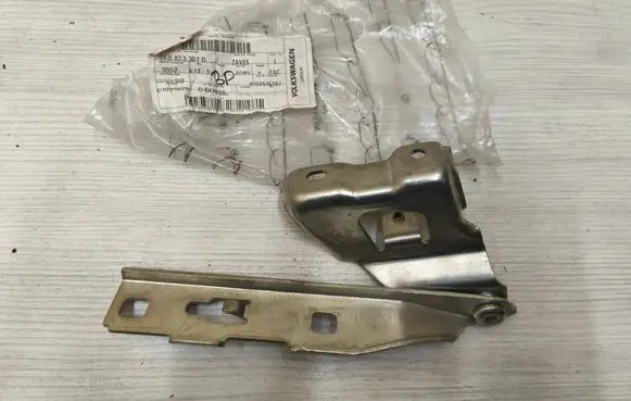 Engine bonnet/hood hinges