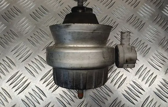 Engine mount bracket