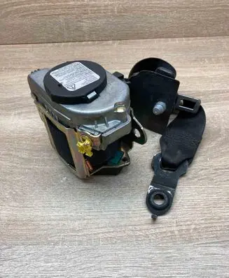 Mercedes-Benz E W211 Front seatbelt 561014701