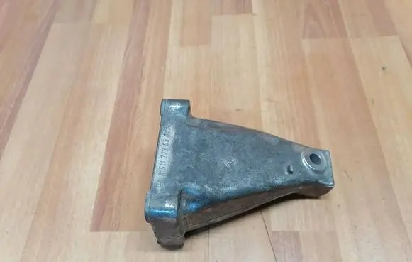 Mercedes-Benz Sprinter W901 W902 W903 W904 Engine mounting bracket A6112230304