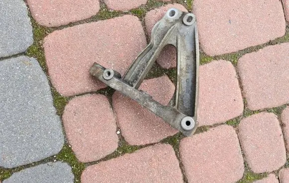 Opel Insignia A A/C compressor mount bracket 55354827