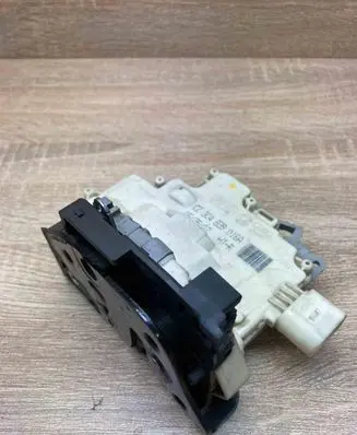Volkswagen PASSAT B6 Front door lock 3C4839016A