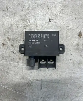 Mercedes-Benz E W211 Charging relay A0025423819 V23132A2001X14