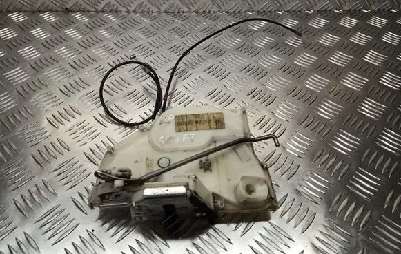 Suzuki Swift I Front door lock 82202-62J30