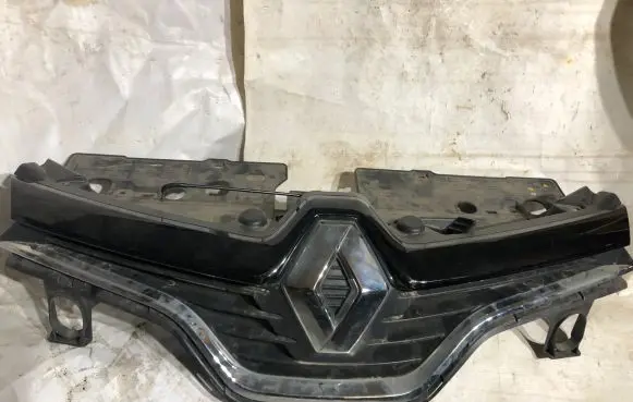 Renault Captur Front grill 623102335R