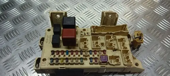 Toyota Avensis Verso Fuse box cover 89221-44030