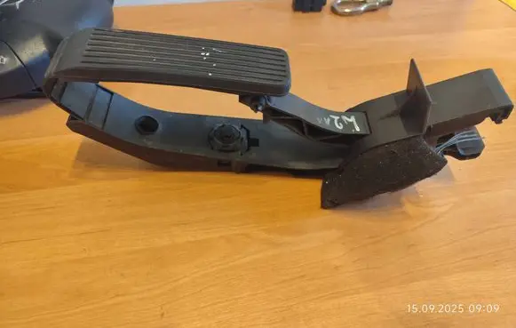 Accelerator throttle pedal