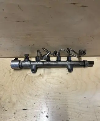 Mercedes-Benz E W212 Fuel main line pipe A6510700495 9307Z522A00 9307Z521A