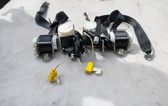 Volkswagen PASSAT B7 Front seatbelt 