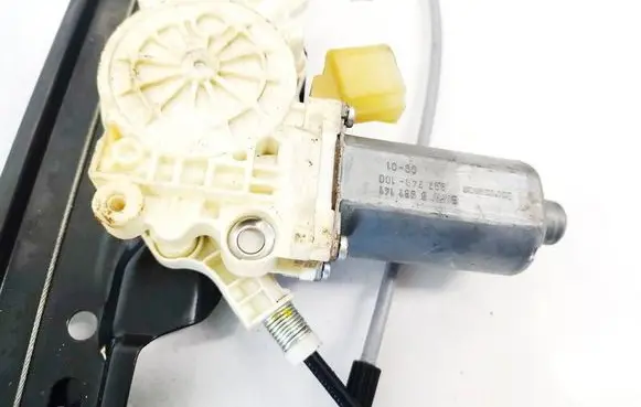 BMW 5 E60 E61 Front door window regulator motor 997749100 0130821459