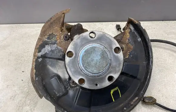 Rear wheel hub spindle/knuckle