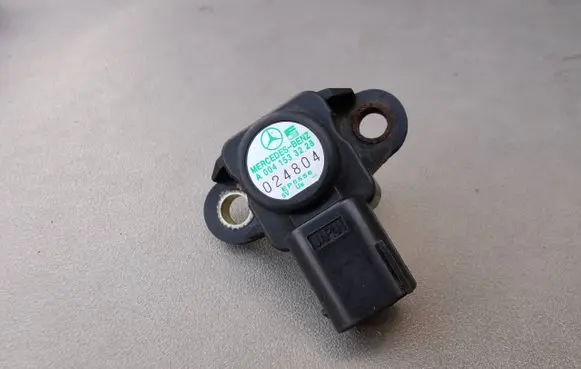 Mercedes-Benz E W211 Air pressure sensor A0041533228 024804