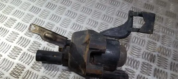 Mazda MPV Engine mount bracket
