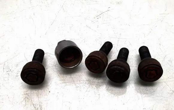 BMW X1 E84 Anti-theft wheel nuts and lock 