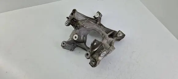 Engine mounting bracket